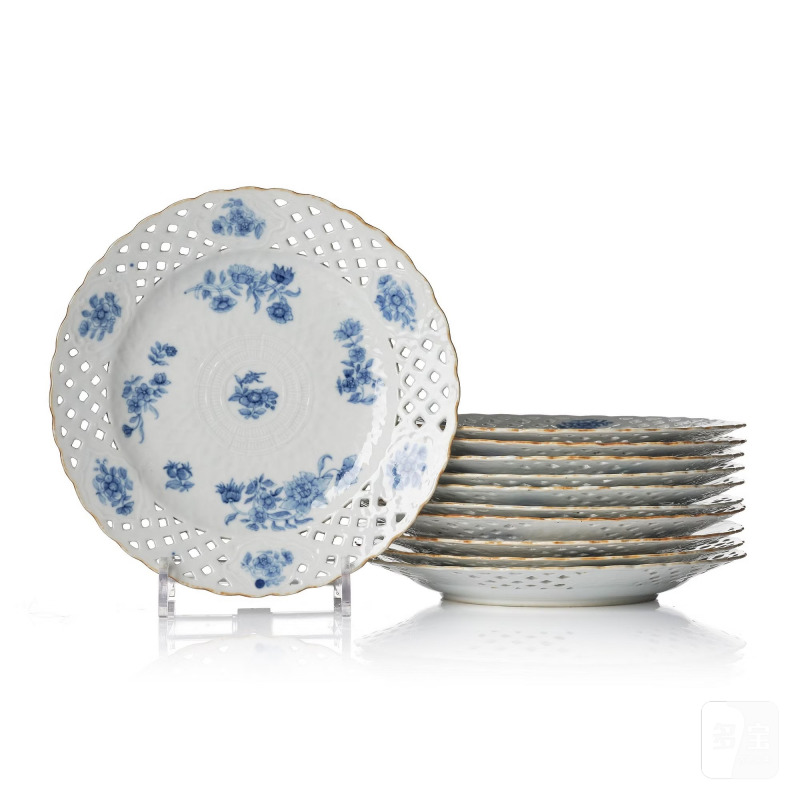 A set of 11 blue and white dessert plates,